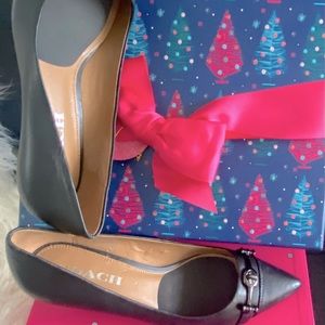 Beautiful Pre-Own  Black leather pump, in excellent condition!